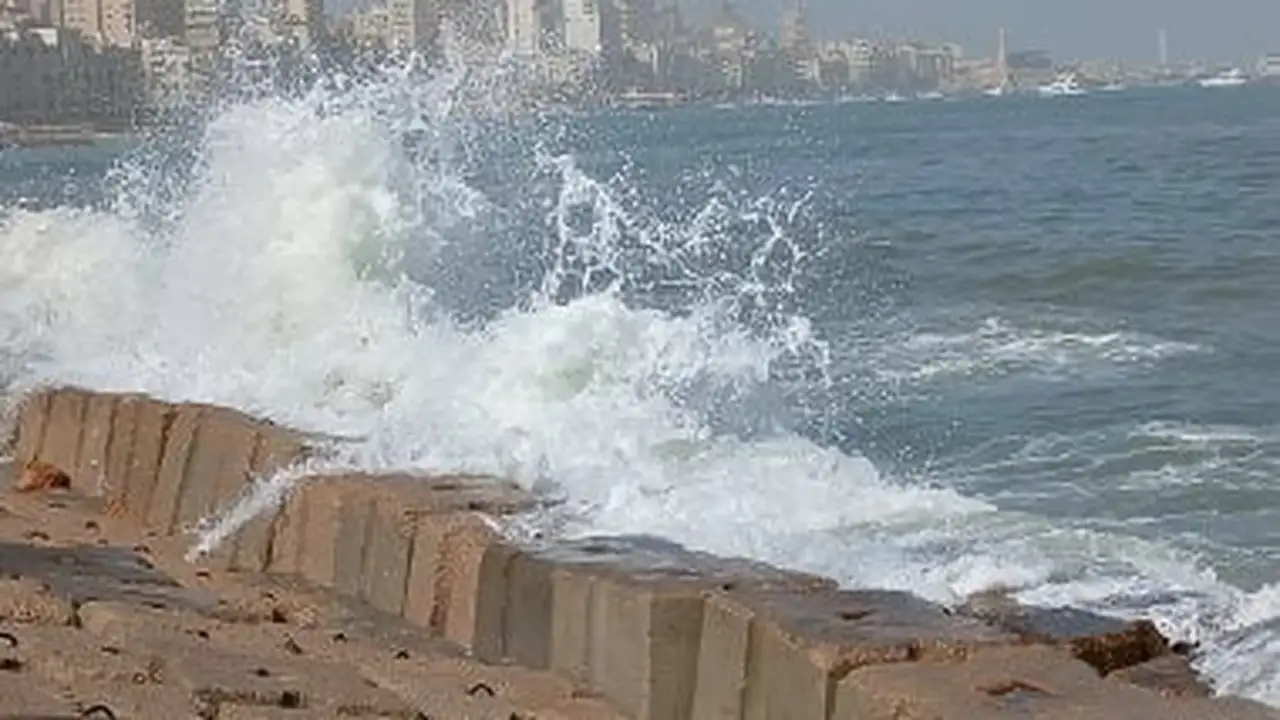 تحذير بحري.. رياح شديدة تضرب سواحل الإسكندرية وترفع حركة الأمواج بشكل مفاجئ